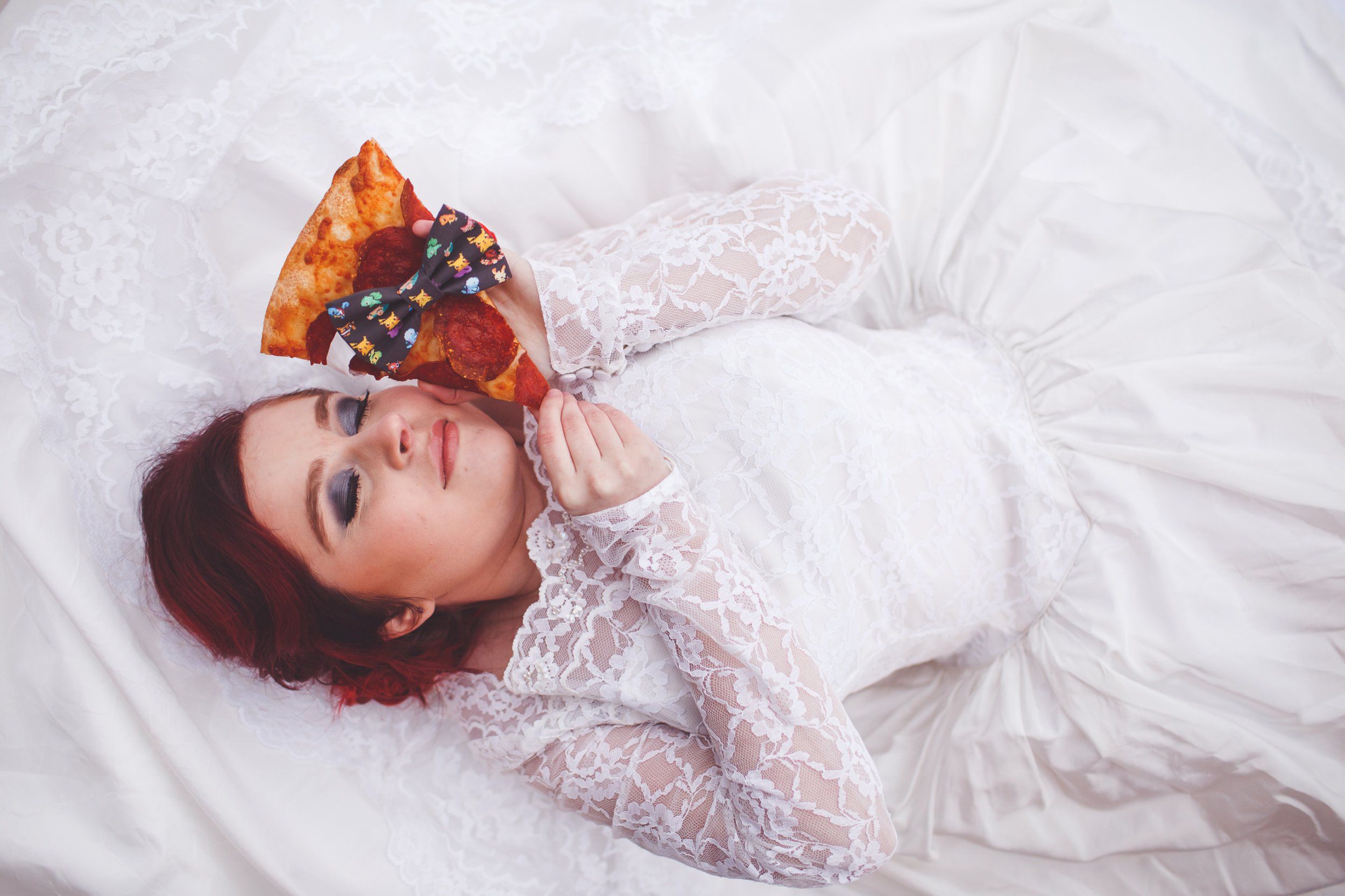 Gerçek Aşkını Bulamadığı İçin Pizzayla Evlenen Kadın