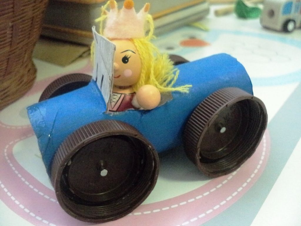 tuvalet kağıdı ruloları ile yapılan oyuncak araba