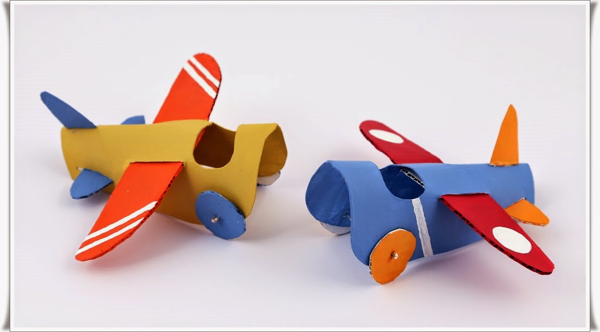 tuvalet kağıdı ruloları ile yapılan oyuncak uçak