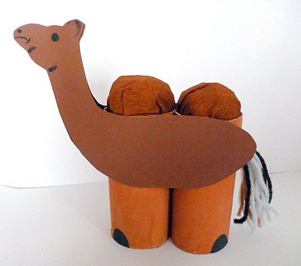 tuvalet kağıdı ruloları ile yapılan deve oyuncağı