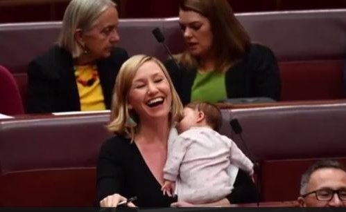 Avustralya Senato Tarihinde İlk Kez Bir Politikacı Bebeğini Emzirdi