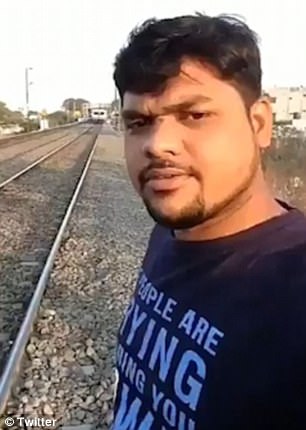 selfie çekilirken tren çarpan adam