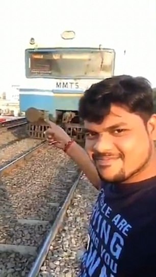 selfie çekilirken tren çarpan adam