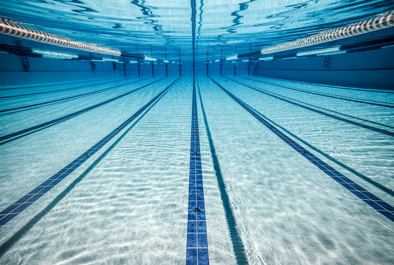 Derin mavi şeritli Olimpik Yüzme havuzu