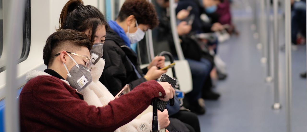 Metro içerisinde corona virüs etkisinden dolayı korunan insanlar.