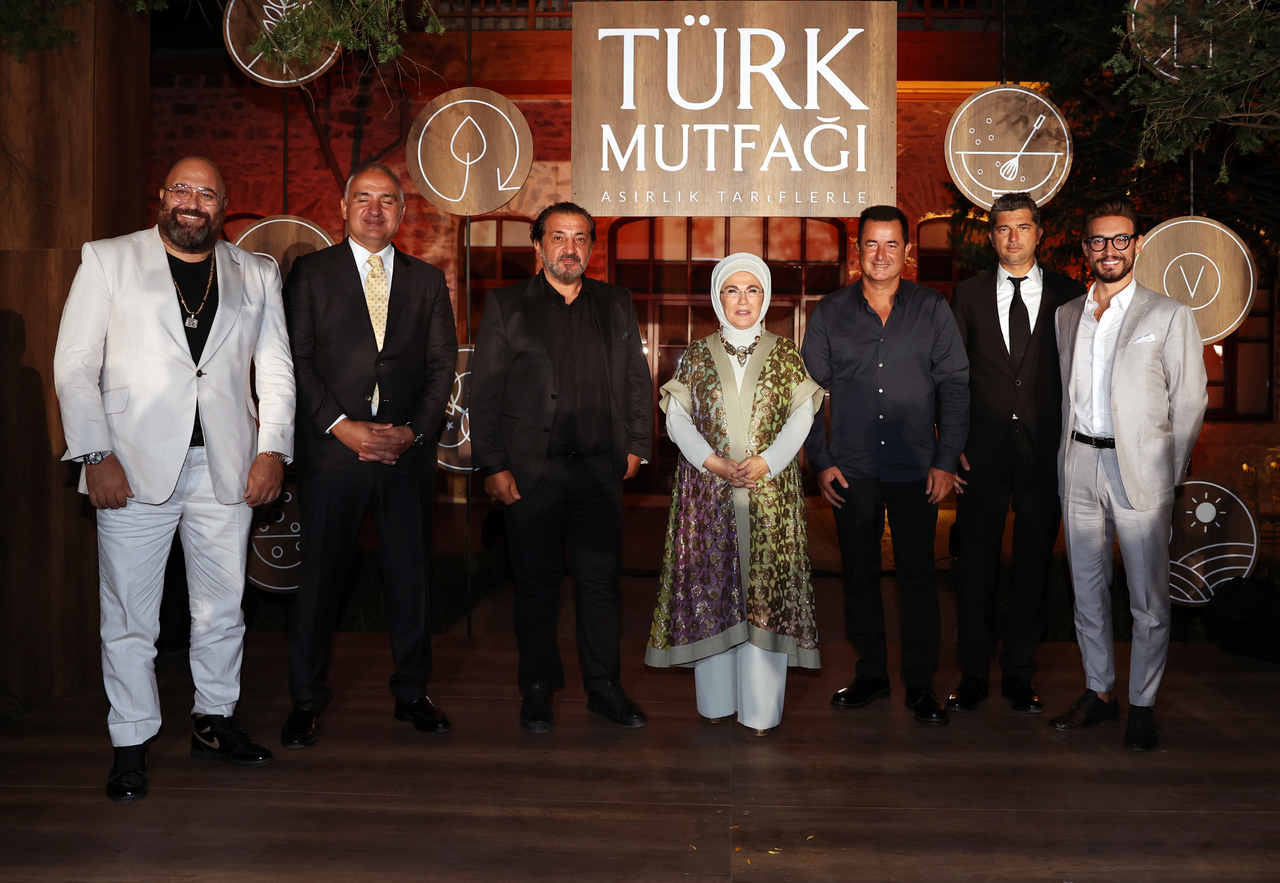 asırlık tariflerle Türk mutfağı kitabının şefleri, editörleri ve Emiine Erdoğan
