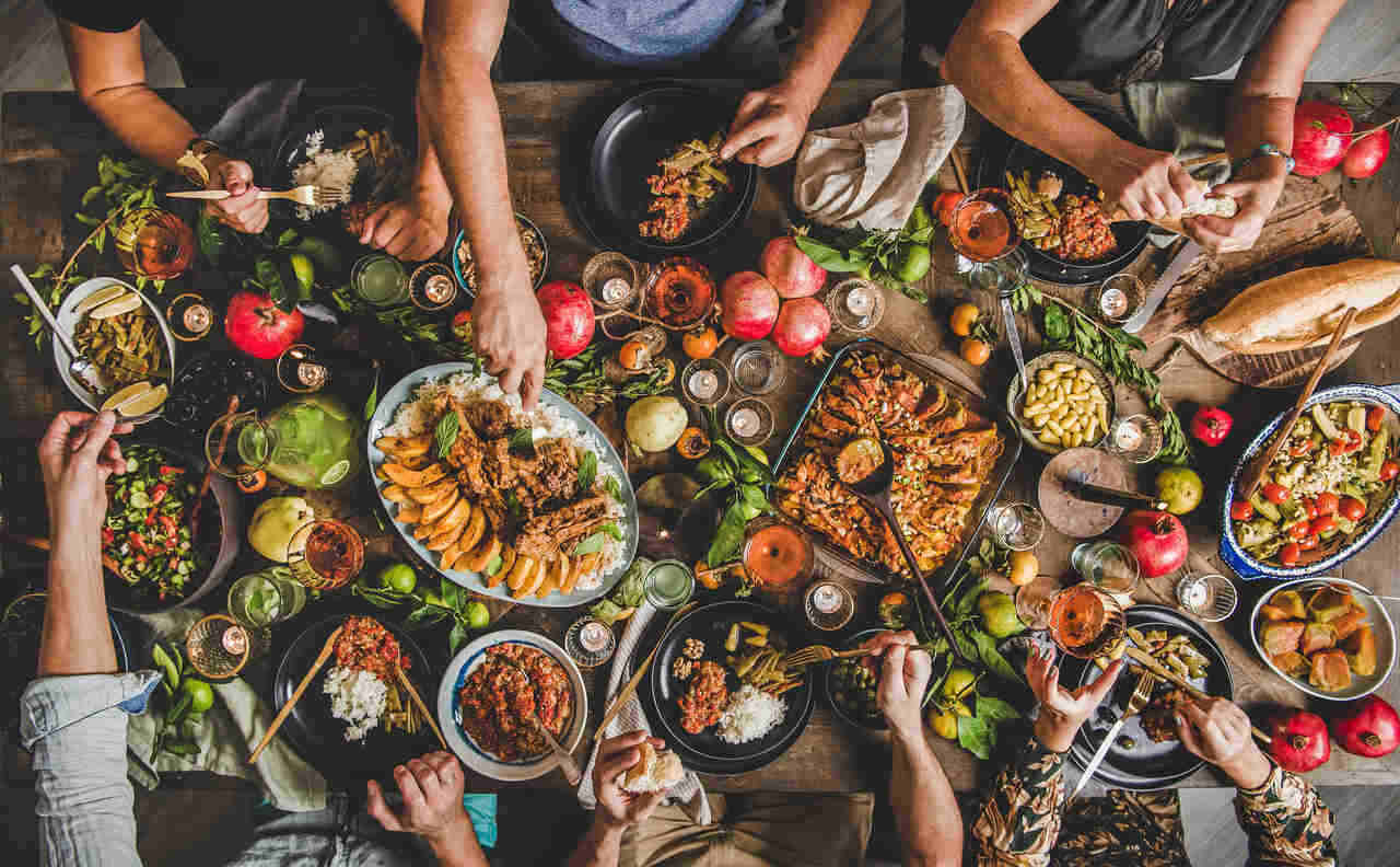 Türk mutfağı yemeklerinin yer aldığı bir yemek masası