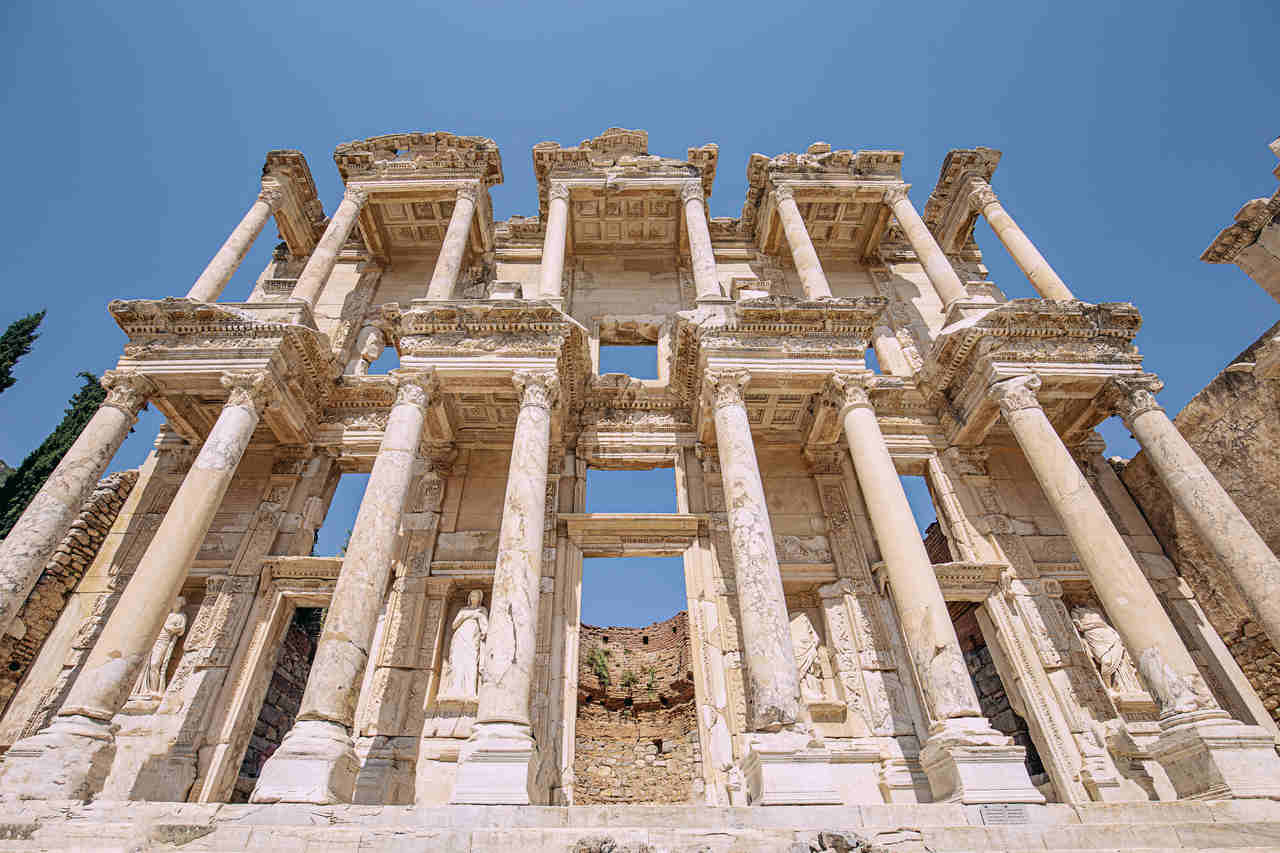 Efes Antik Kenti'nde bulunan Celsus Kütüphanesi'nden kalan kalıntıların bir kısmı 