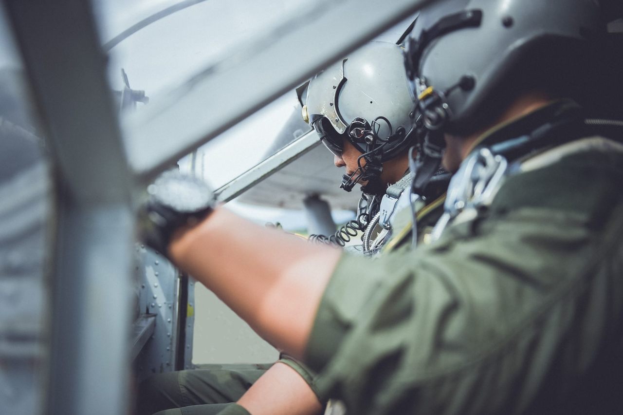 kokpitte uçuş öncesi hazırlık yapan iki askeri pilot