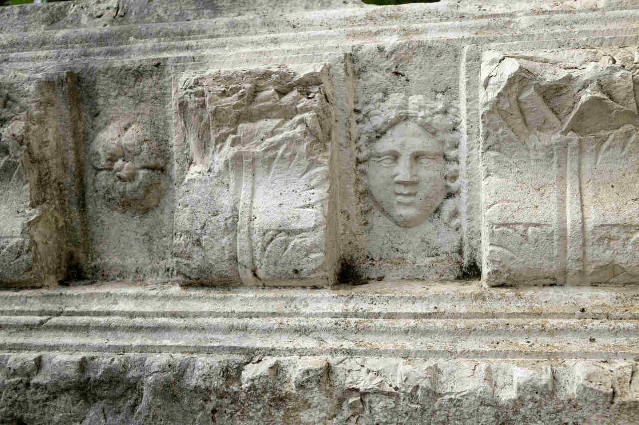 Düzce'de bulunan Konuralp müzesinde sergilenen bir arkeolojik kalıntı 