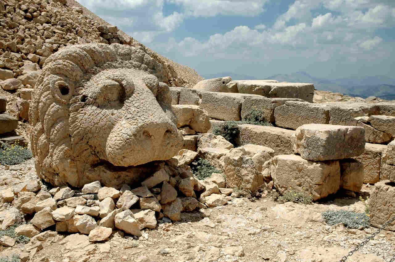 Görülmesi gereken tarihi ve turistik yerler arasında yer alan Nemrut Dağı'ndaki aslanlı heykel 