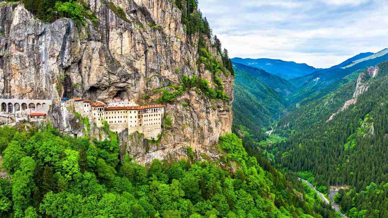 Trabzon'da bir dağın yamacına inşa edilmiş Sümela Manastırı'ndan bir görüntü