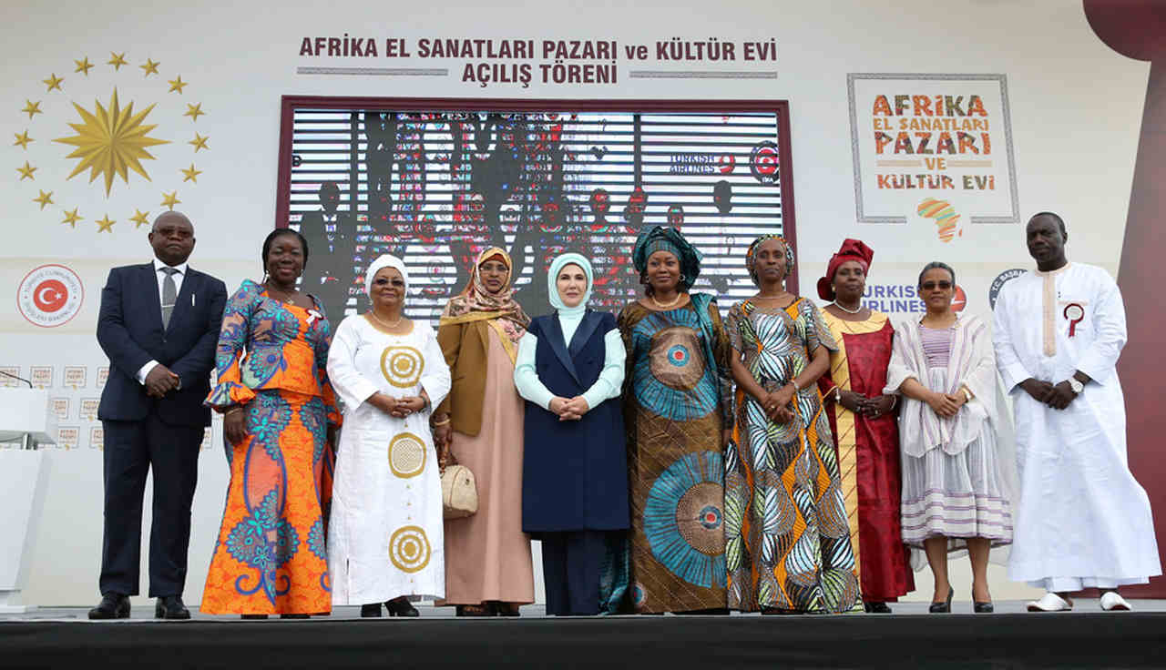 Afrikalı kadınlarla poz veren Emine Erdoğan