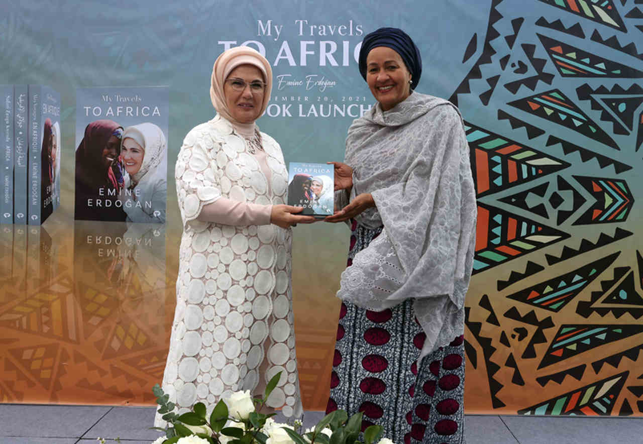Afrikalı first lady ile poz veren Emine Erdoğan